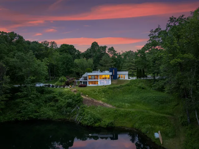 Wander Lakefront Retreat