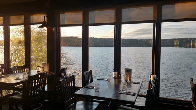 The Lake House Pub & Grille