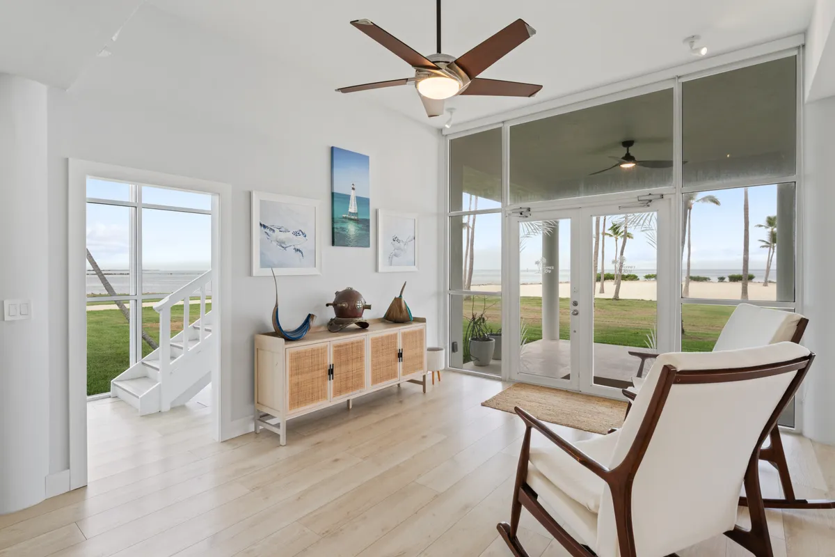 Living Room - Image 5