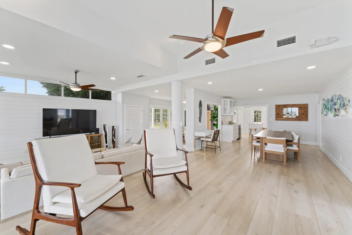 Living Room - Image 7