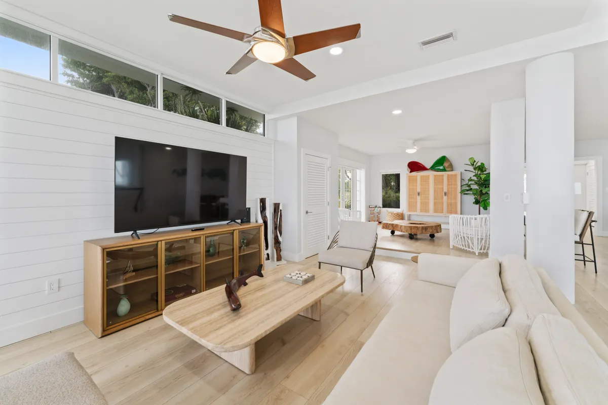 Living Room - Image 4