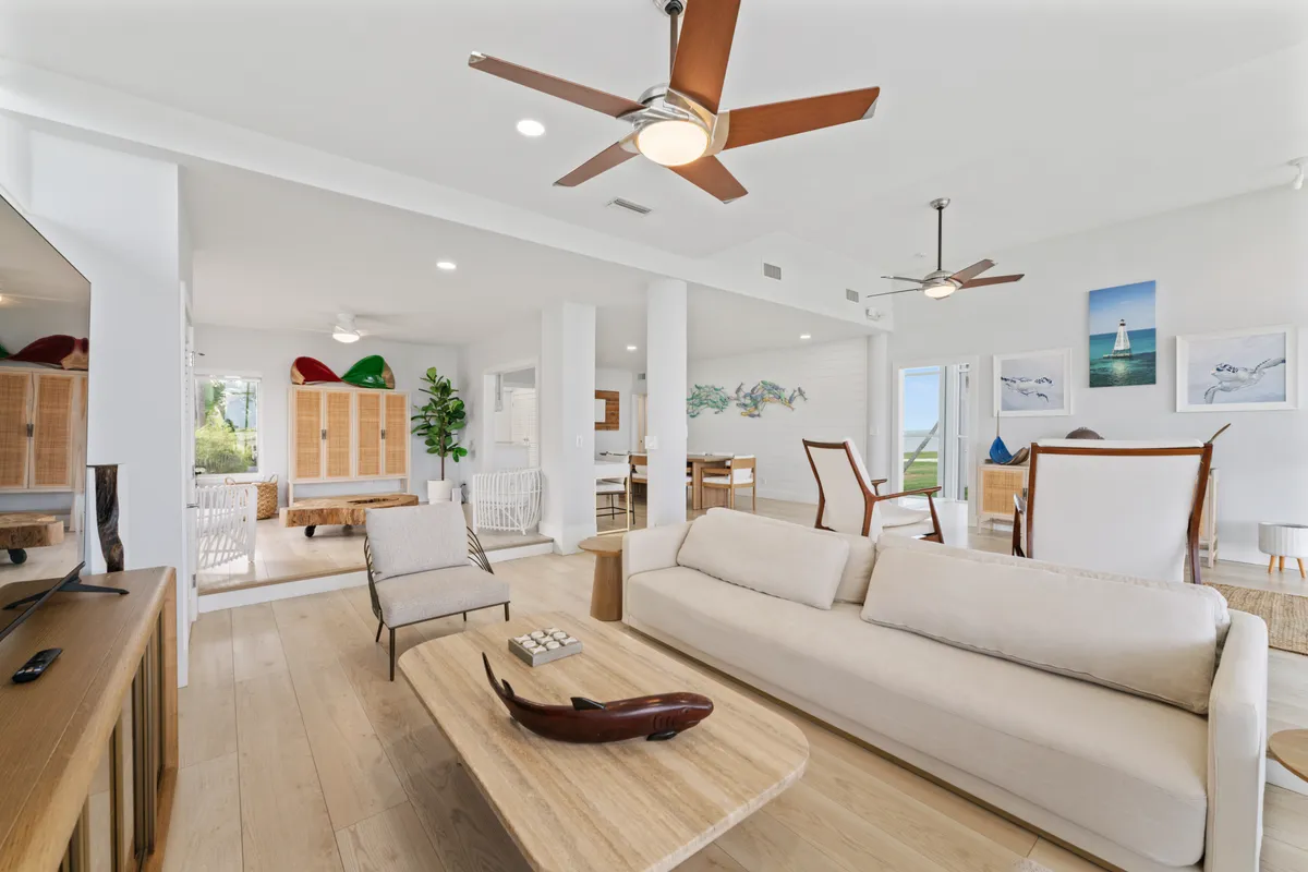 Living Room - Image 6