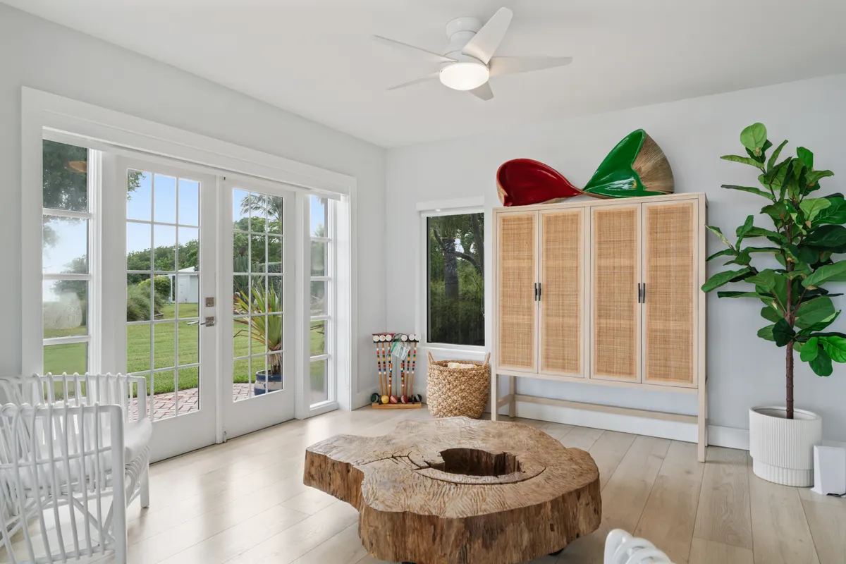 Living Room - Image 9