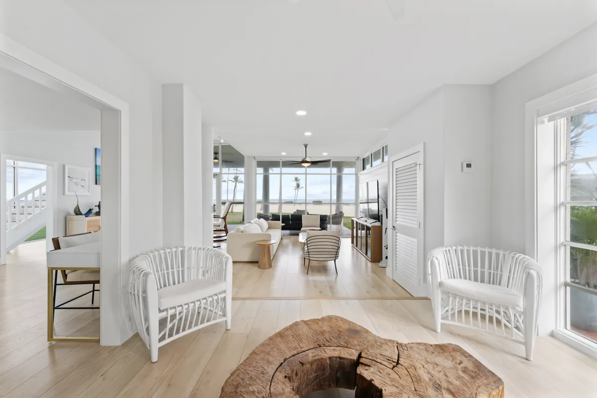 Living Room - Image 10