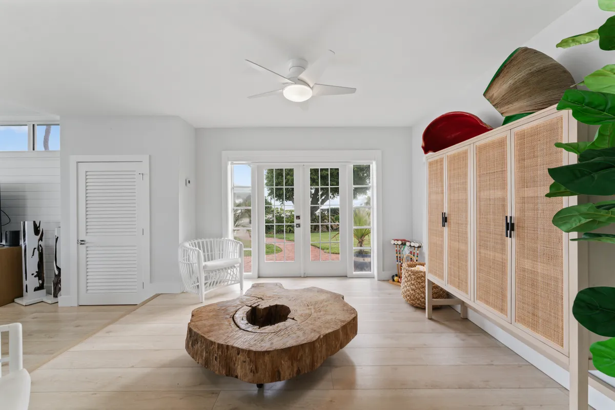 Living Room - Image 12