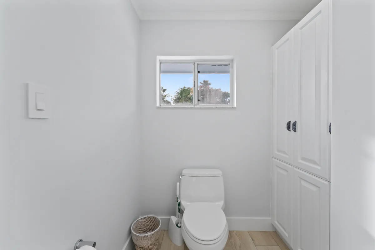 Ensuite Bathroom 1 - Image 4