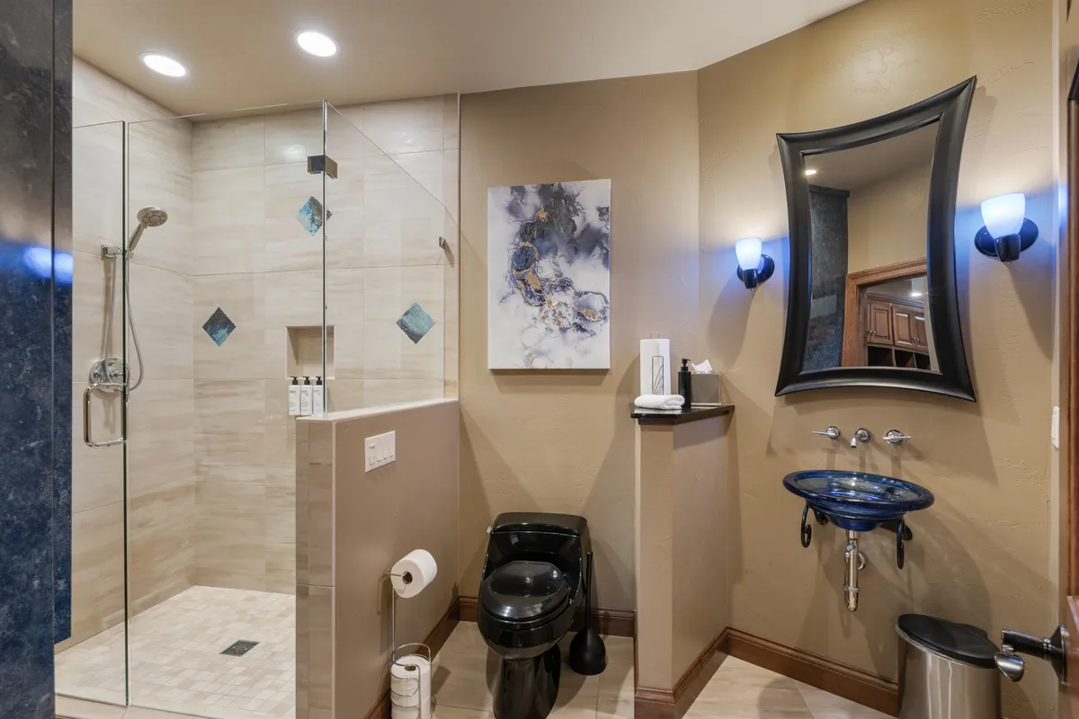 Wander Newton Lakefront