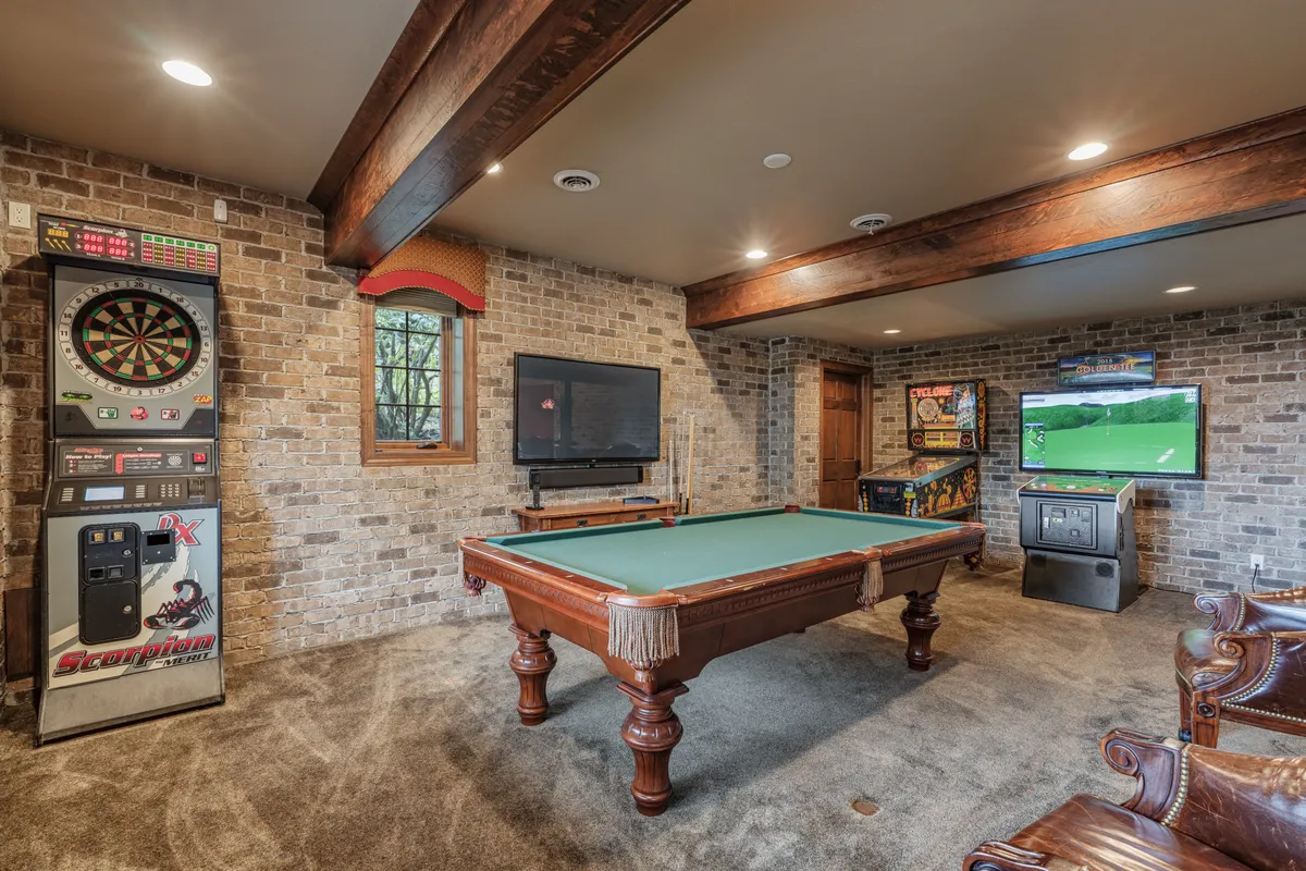 Wander Newton Lakefront