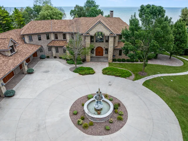 Wander Newton Lakefront