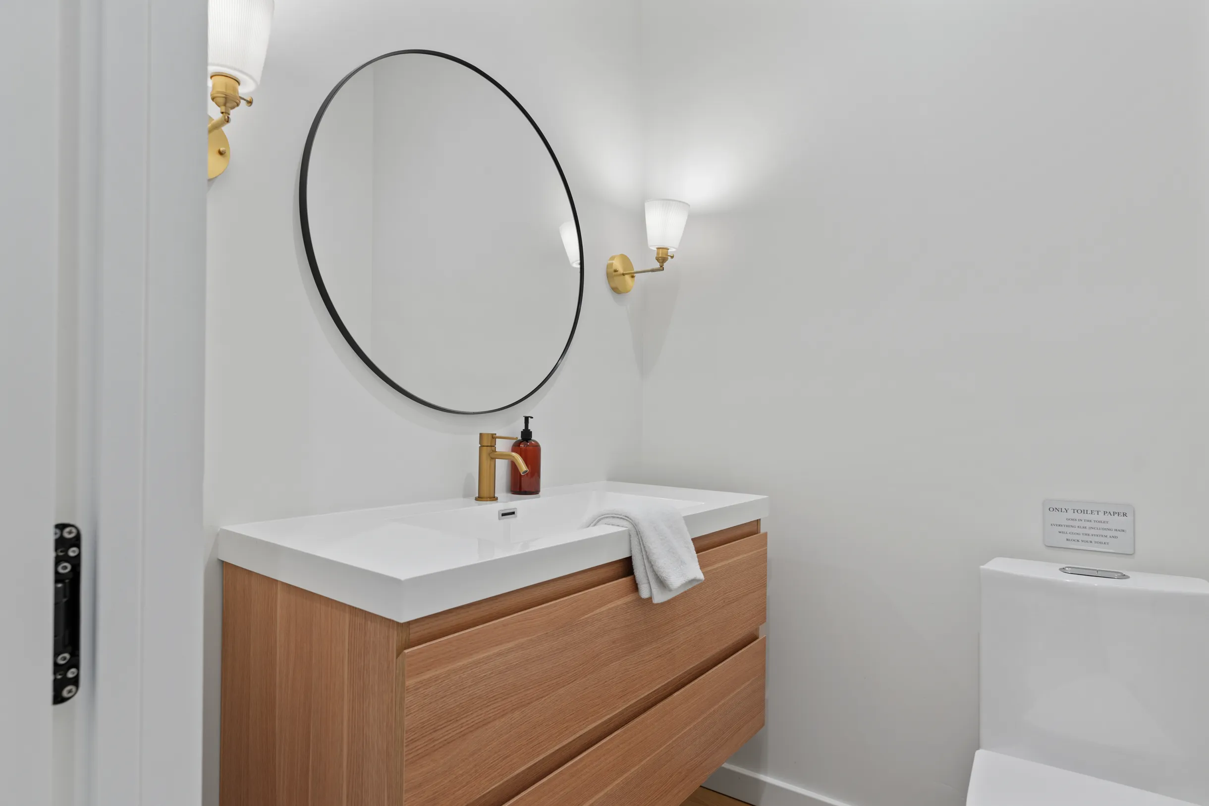 Designer's Glass Waterfront Lakehouse #16