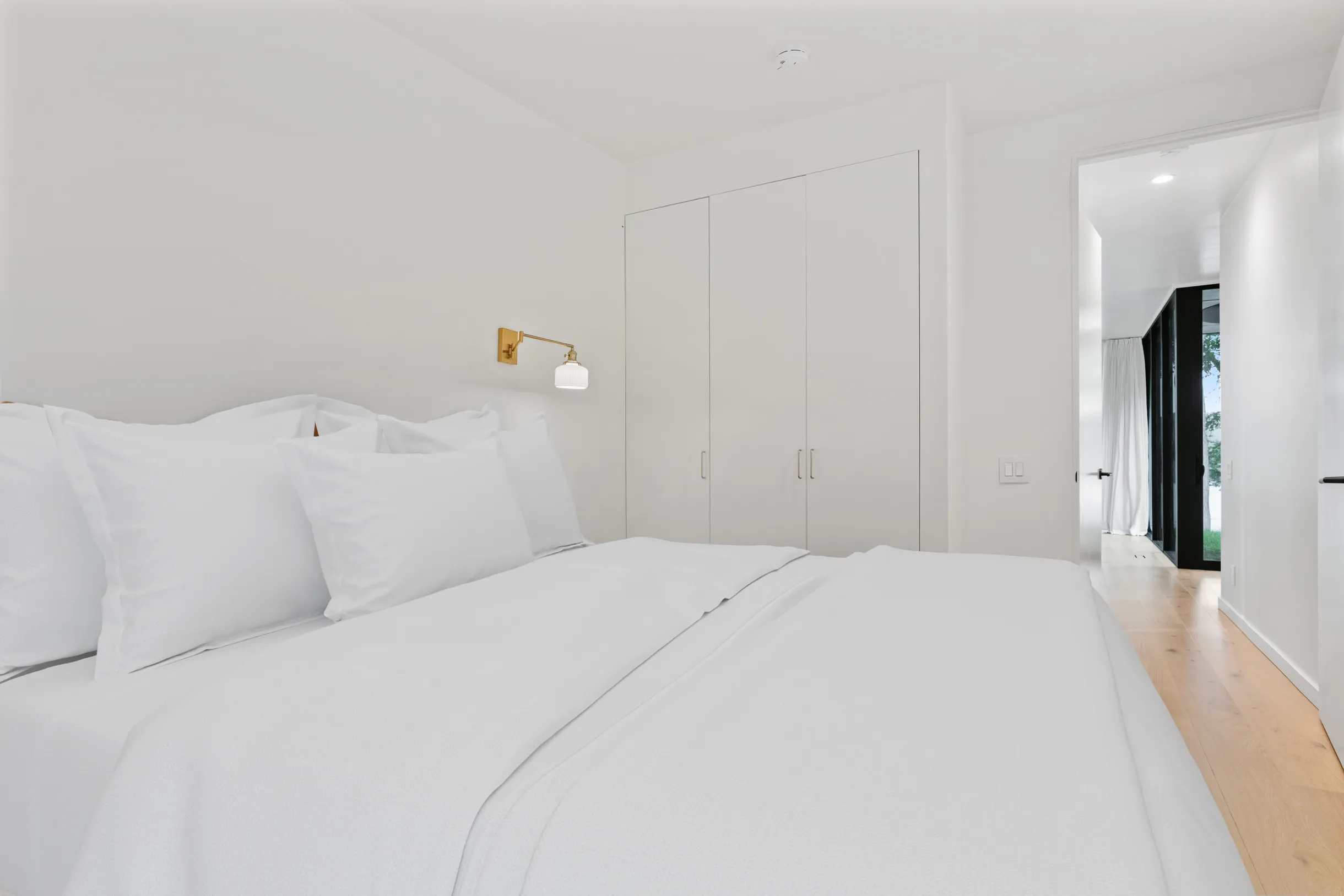 Designer's Glass Waterfront Lakehouse #20