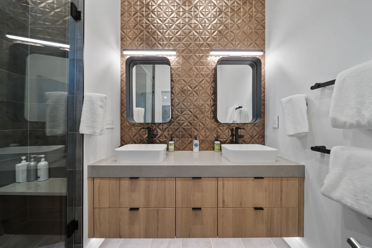 Wander Crested Peaks