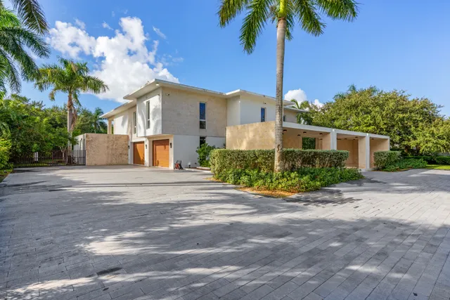 Wander Pinecrest Palms