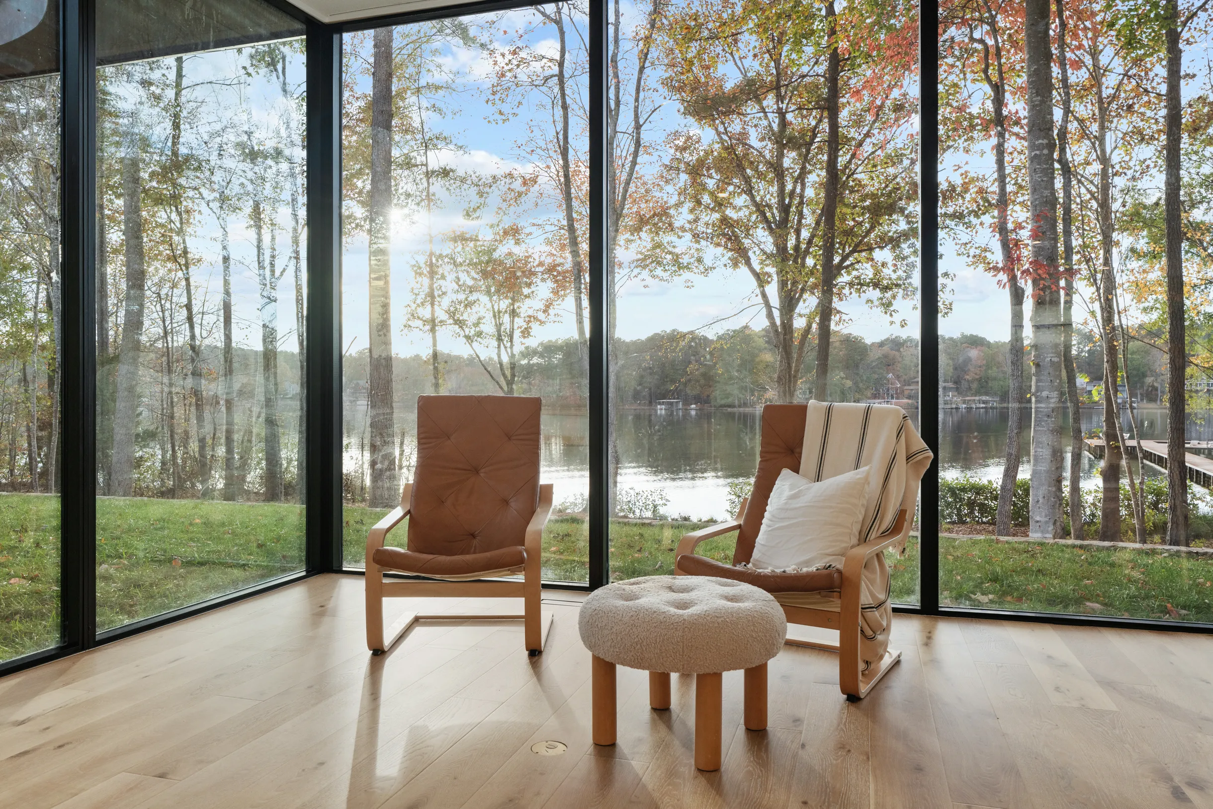 Designer's Glass Waterfront Lakehouse #50
