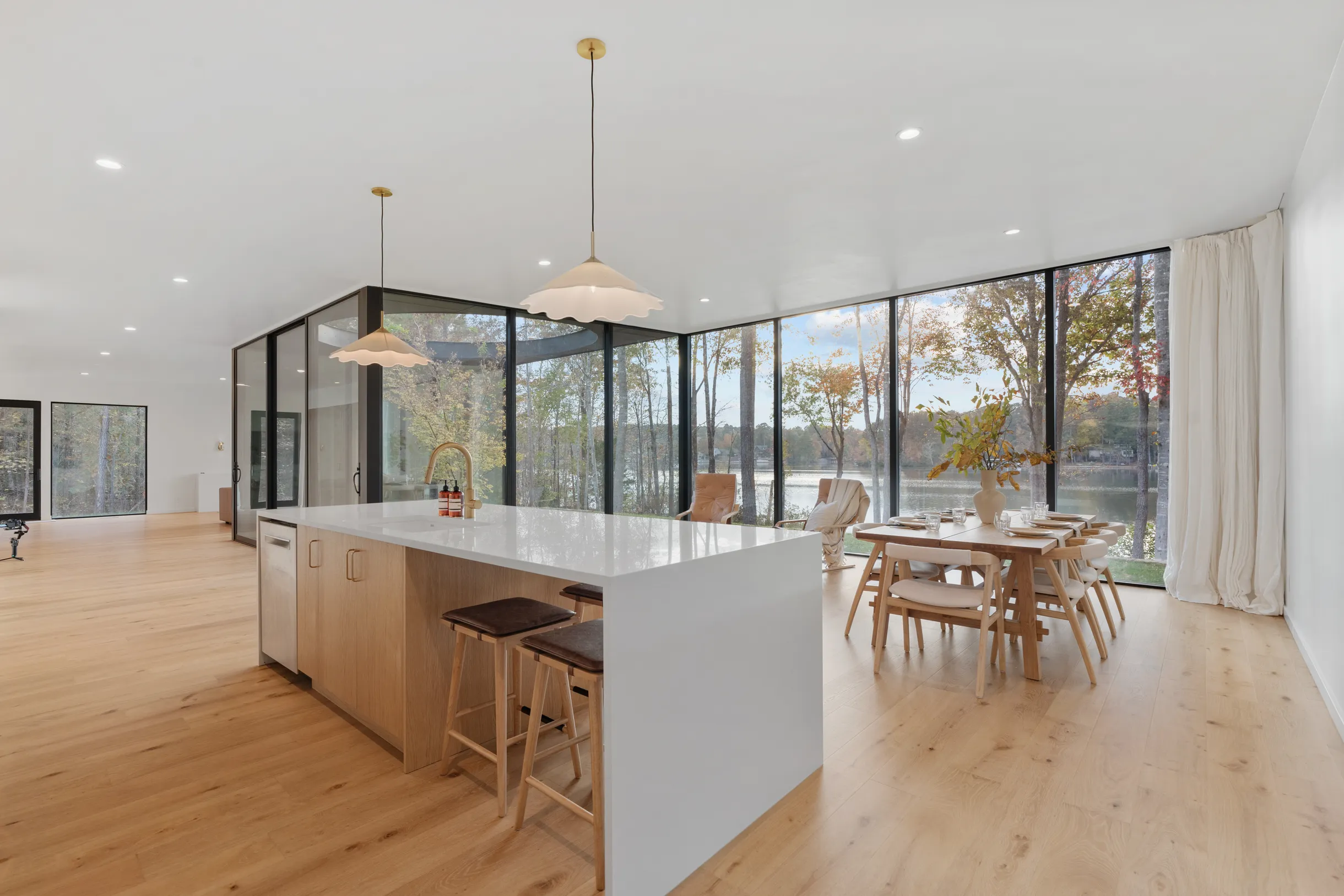 Designer's Glass Waterfront Lakehouse #60