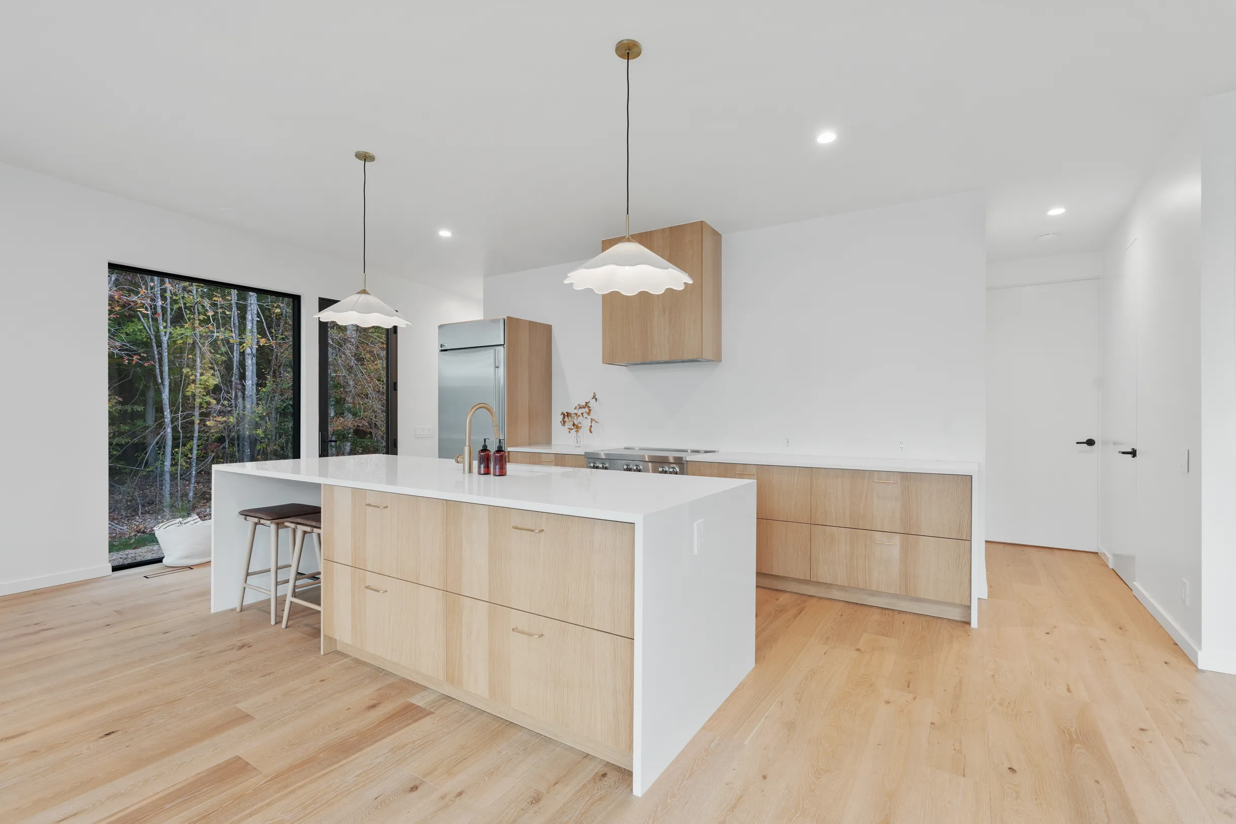 Designer's Glass Waterfront Lakehouse #52