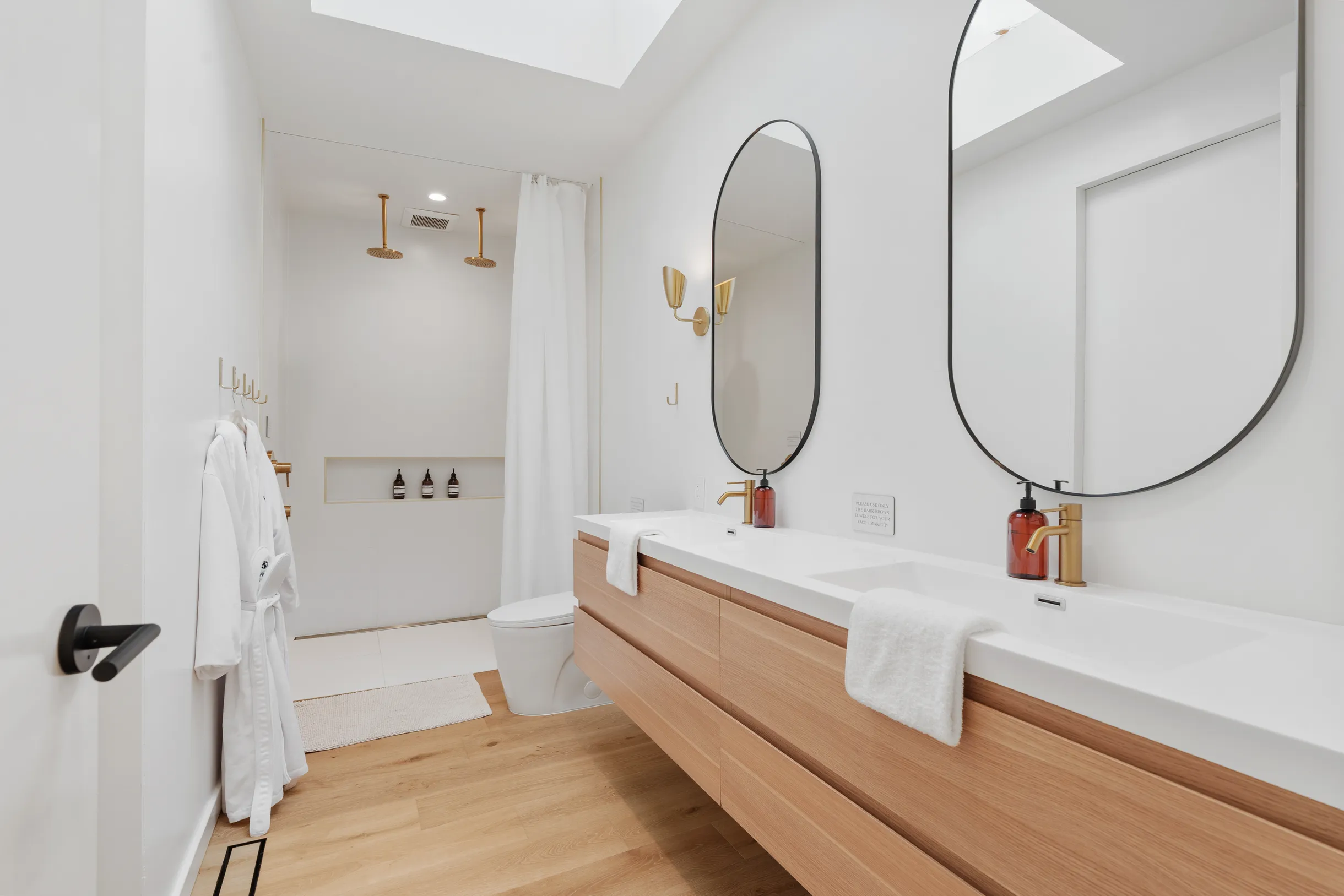 Designer's Glass Waterfront Lakehouse #10