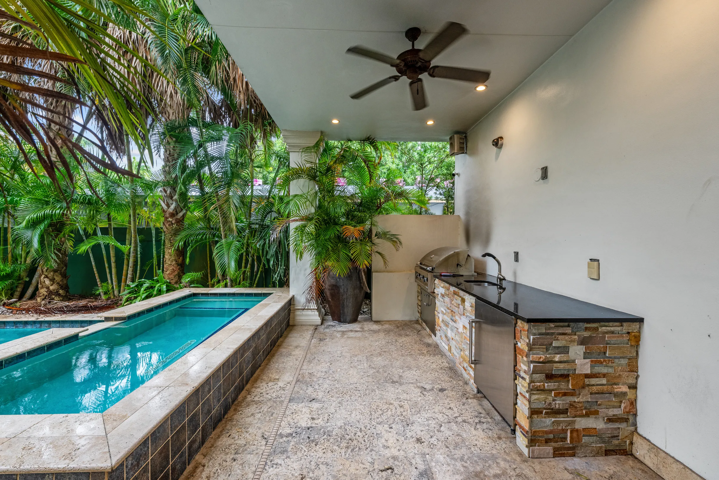 Wander Fort Lauderdale Gardens #102