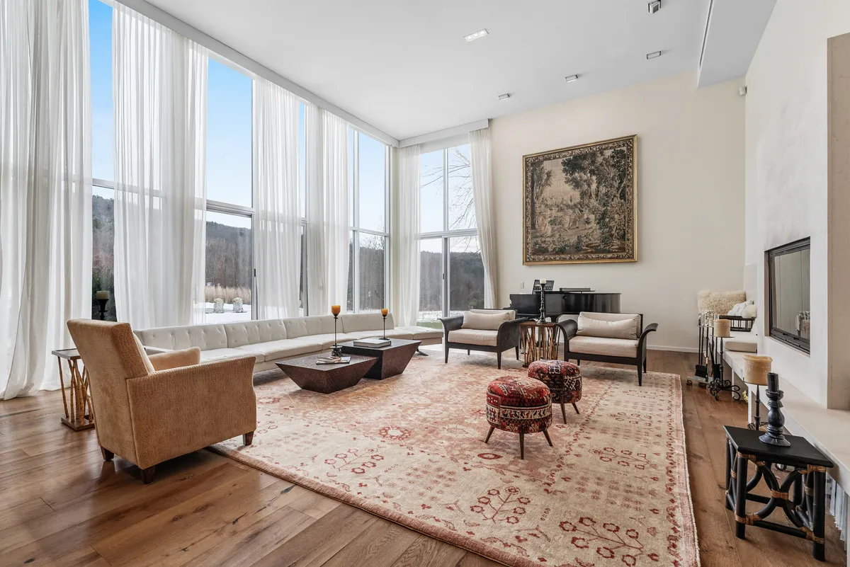 Living Room - Image 3