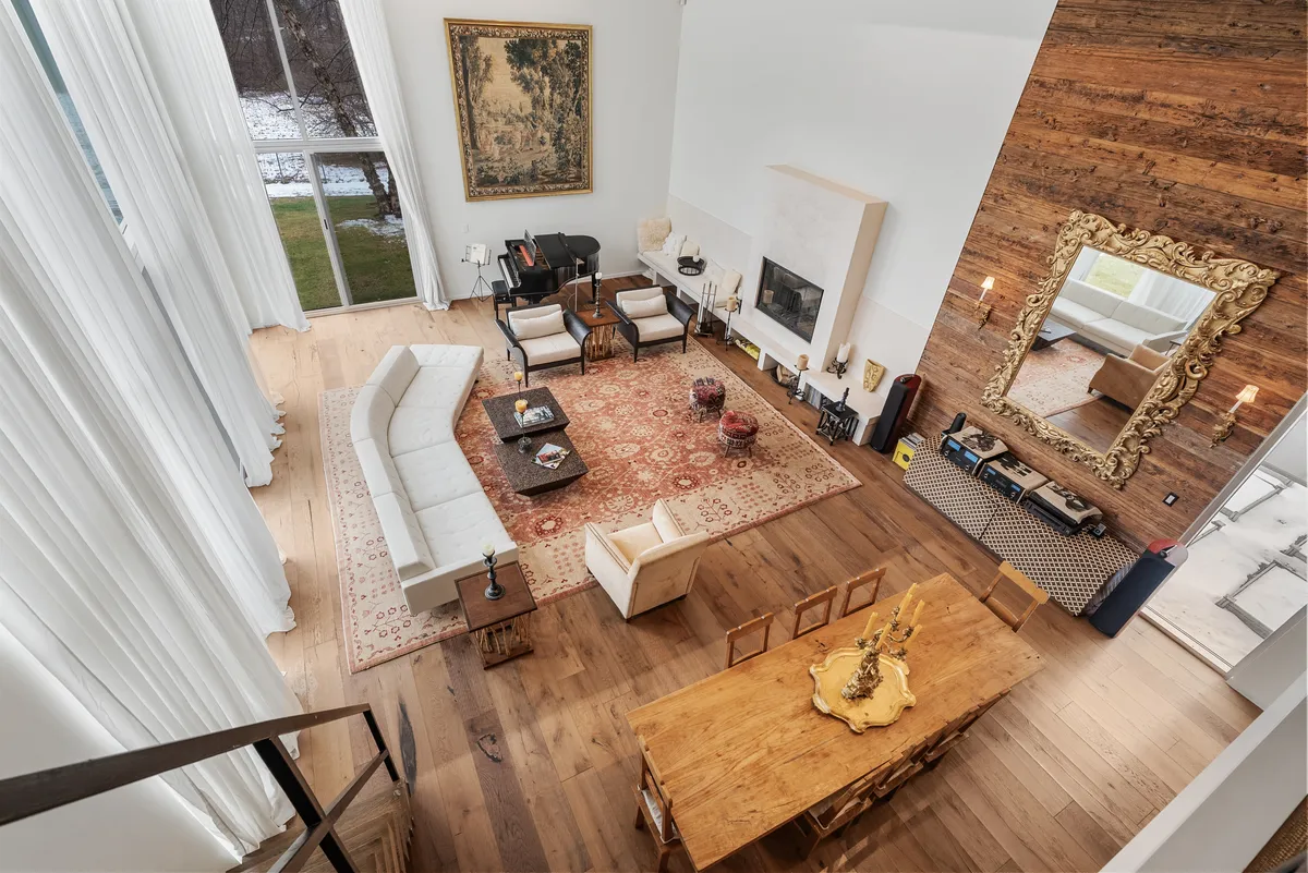 Living Room - Image 6