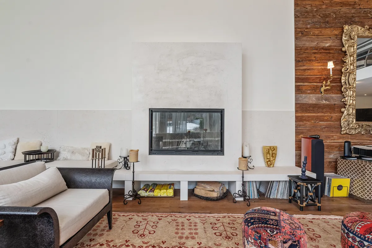 Living Room - Image 2