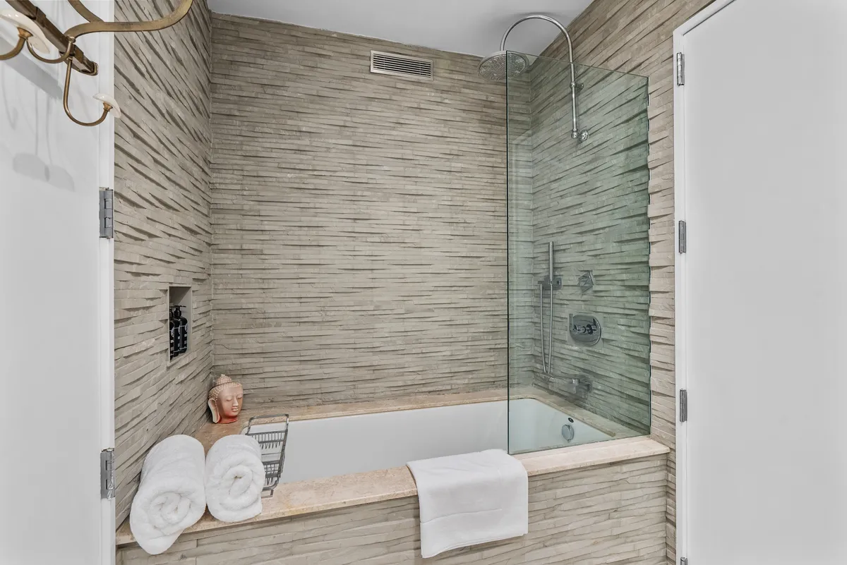 Ensuite Bathroom 3 - Image 2
