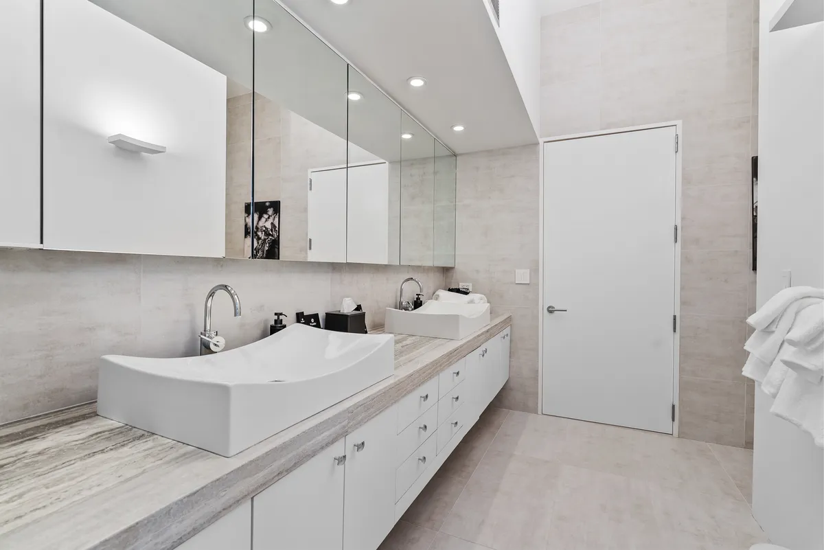 Ensuite Bathroom 2 - Image 5