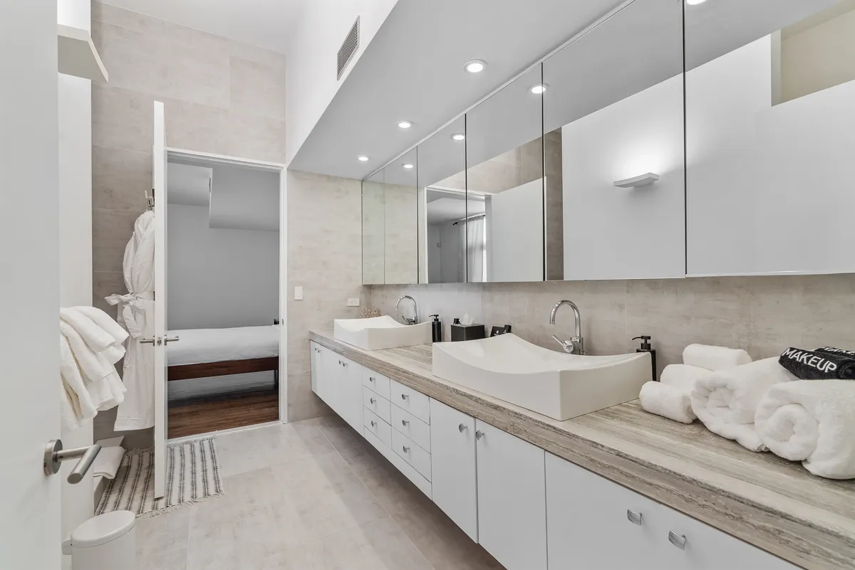 Ensuite Bathroom 2 - Image 3