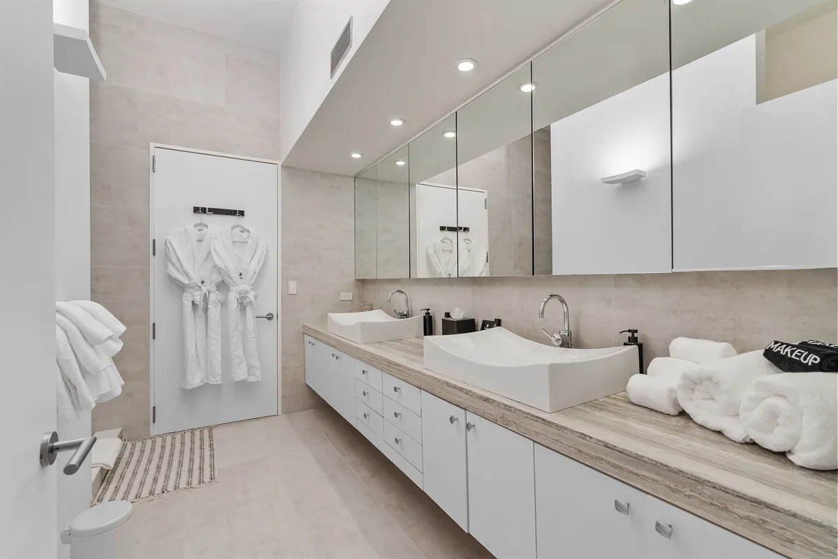 Ensuite Bathroom 2 - Image 1