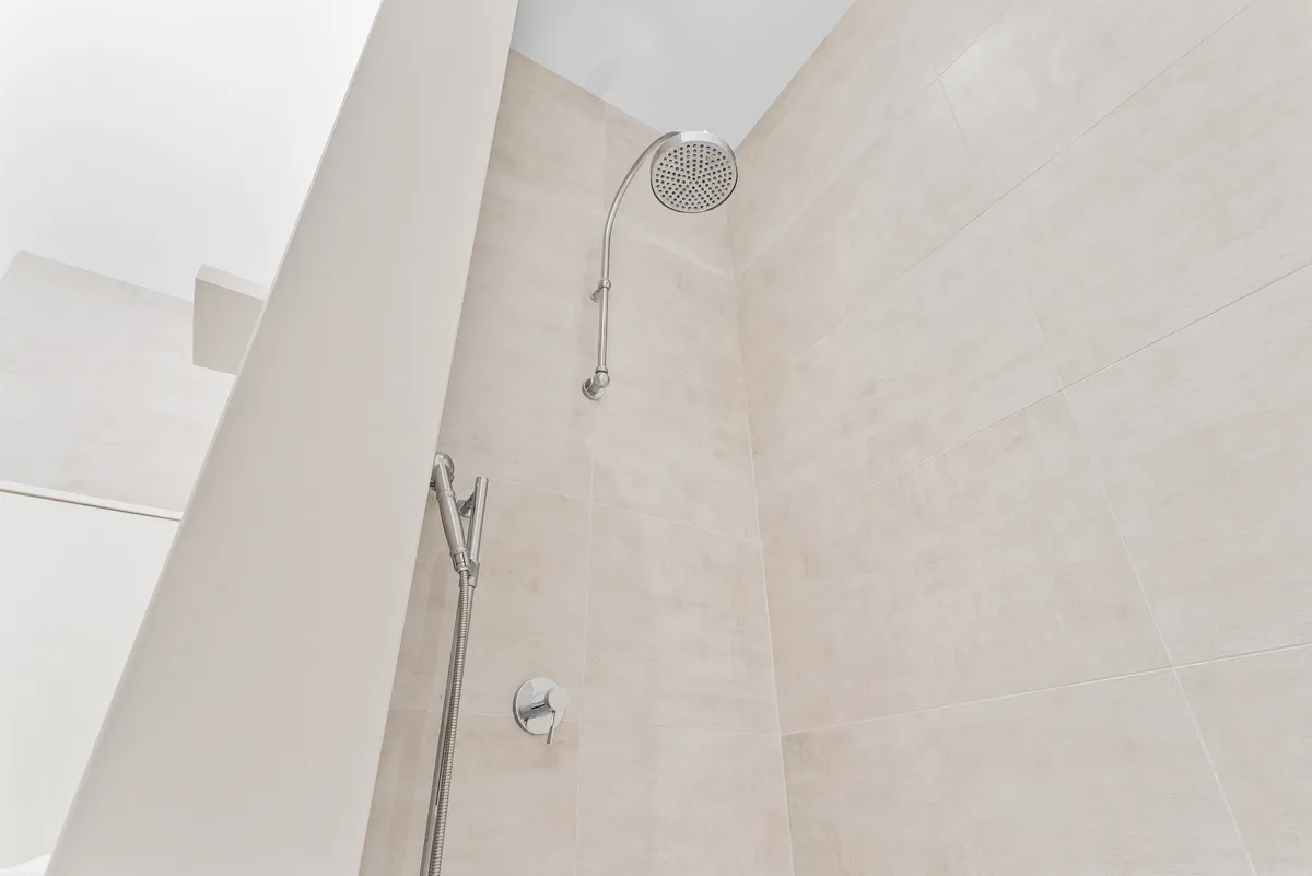 Ensuite Bathroom 2 - Image 4