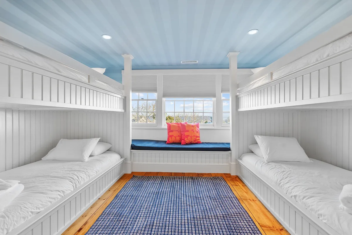 Bunk Bedroom image