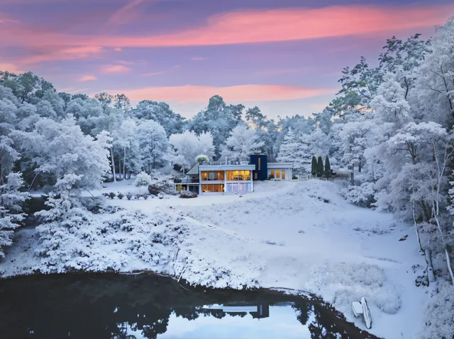 Wander Lakefront Retreat