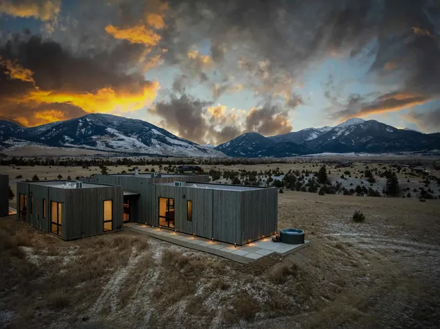 Wander Yellowstone Valley