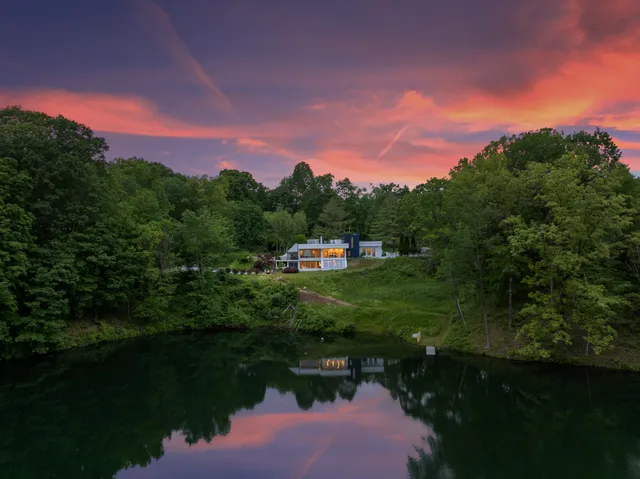 Wander Lakefront Retreat