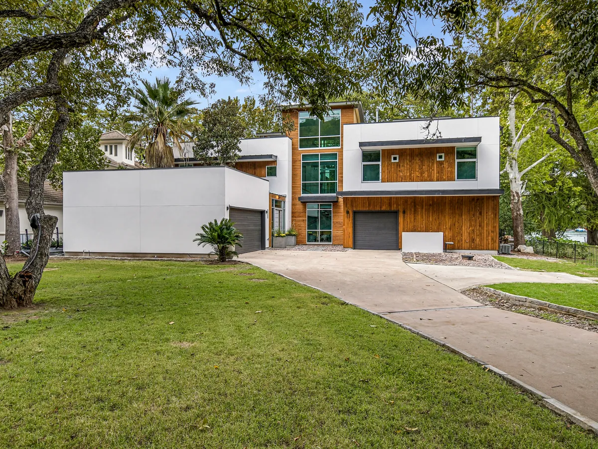 Wander Austin Emerald