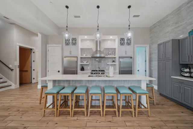 Wander Miramar Heights