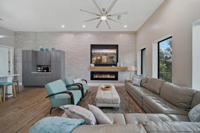 Wander Miramar Heights