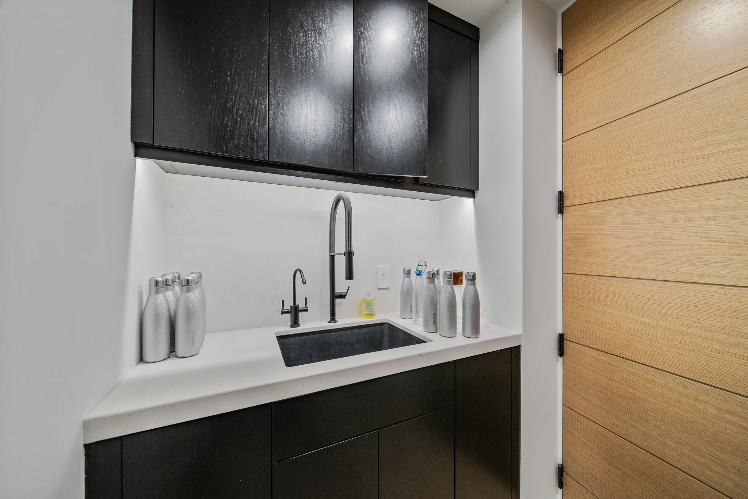 Wander Hollywood Penthouse #35