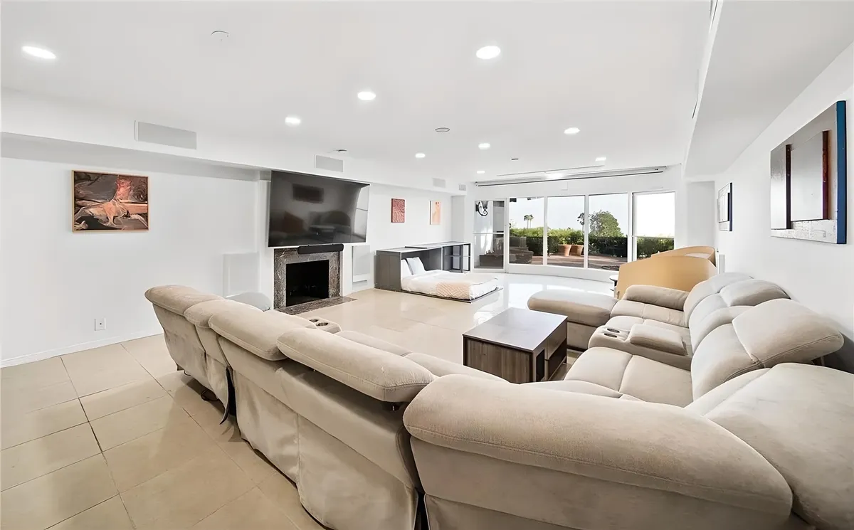 Wander Hollywood Chateau #47