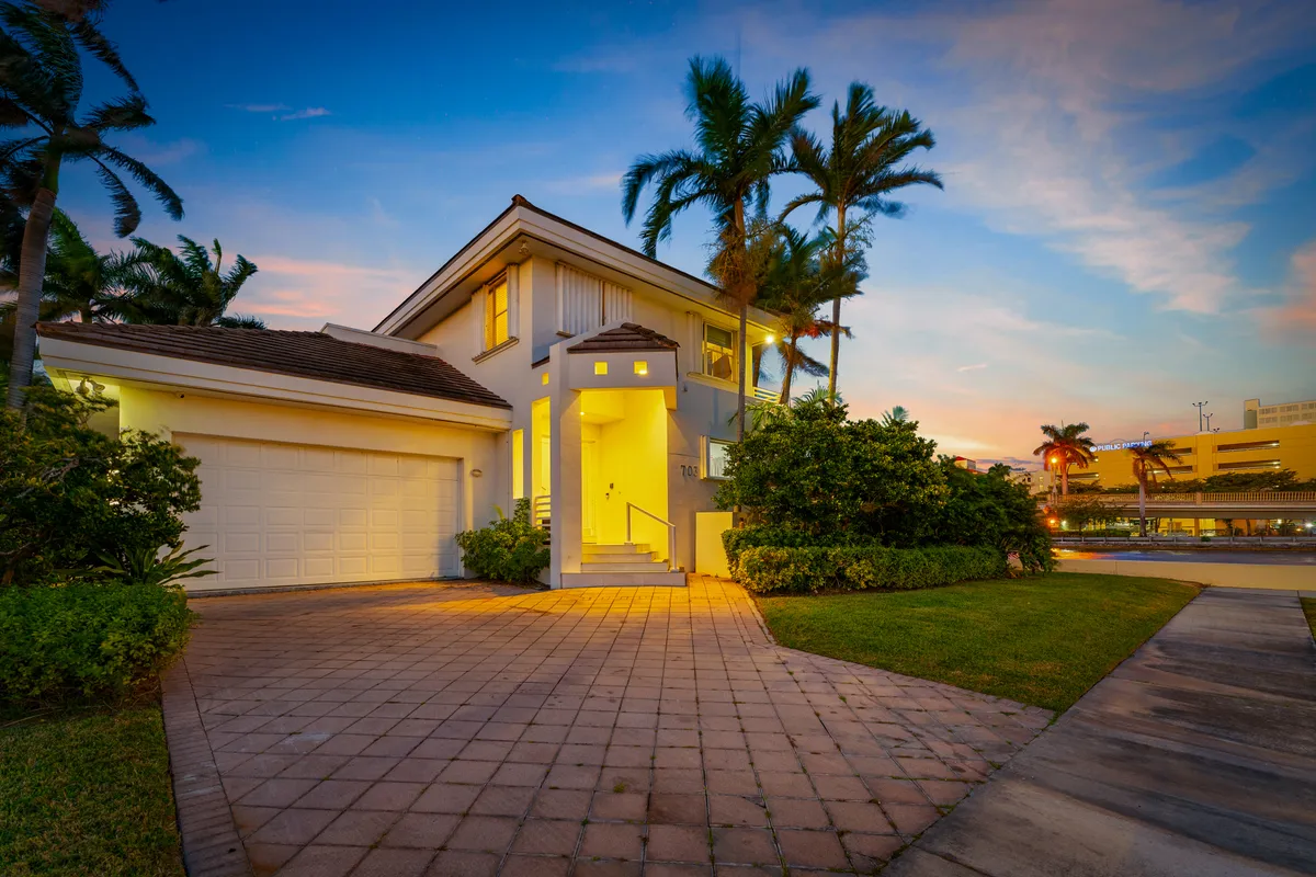 Wander Hollywood Beach