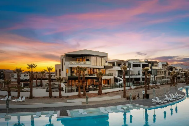 Wander St. George Twilight