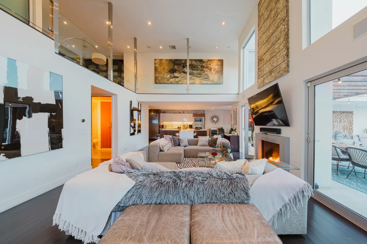 Wander Hollywood Vista