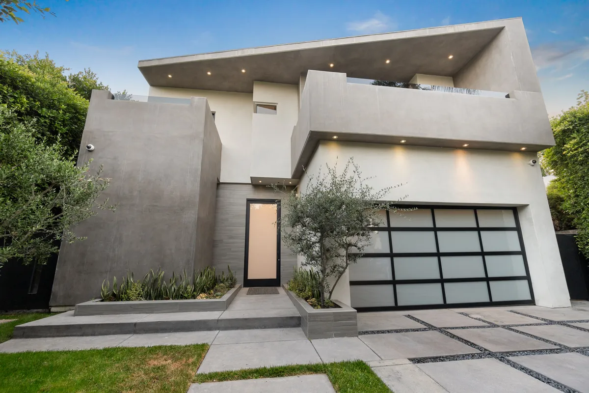 Wander Hollywood Oasis