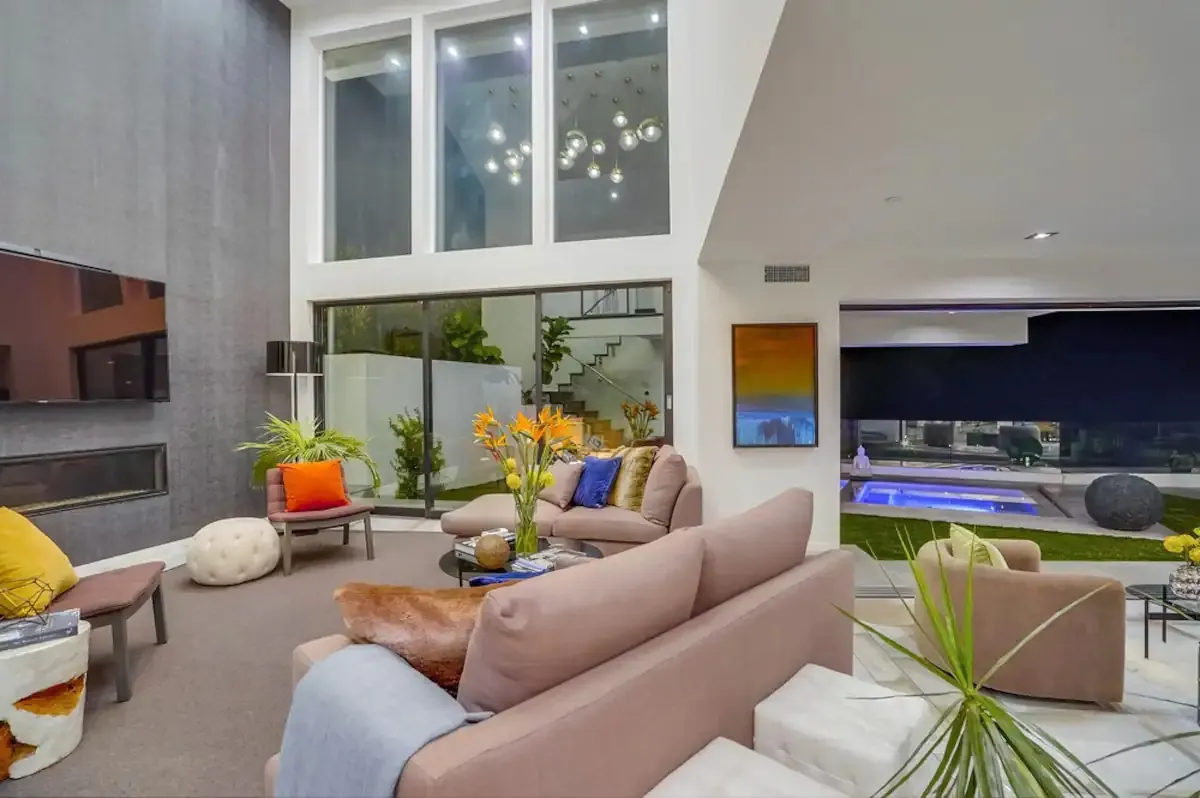 Wander Hollywood Hillside