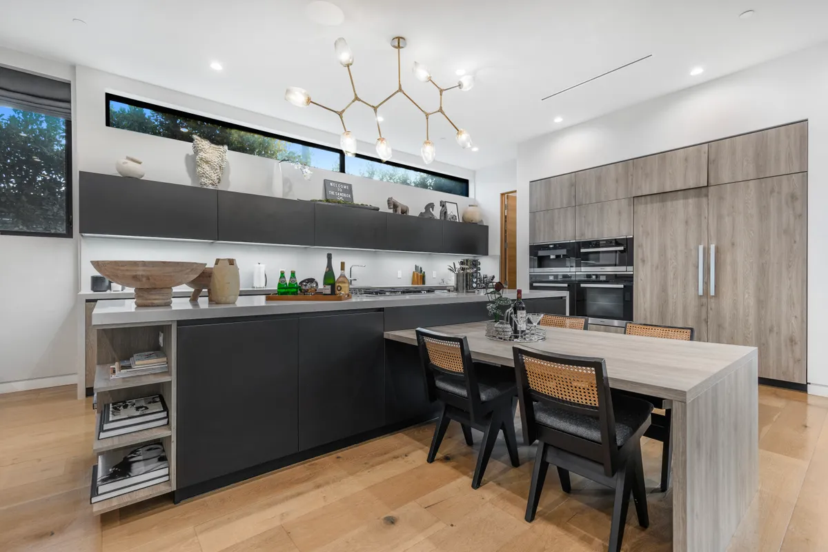 Wander West Hollywood Manor