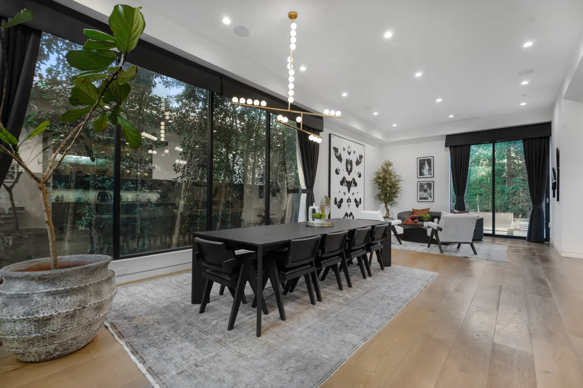 Wander West Hollywood Manor