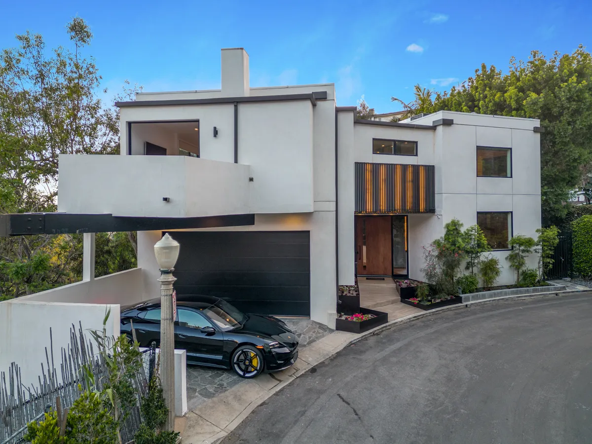 Franklin Modern - Hollywood Hills Estate with Theater, Pool, & Views