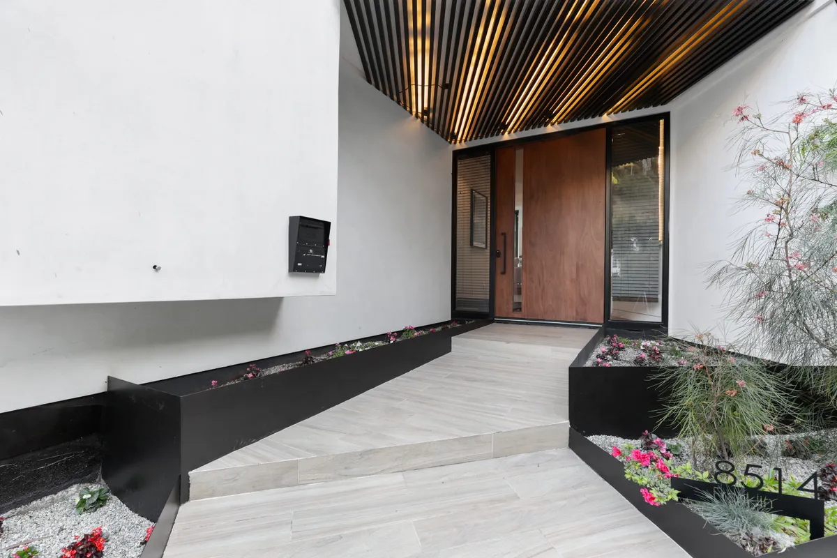 Franklin Modern - Hollywood Hills Estate with Theater, Pool, & Views