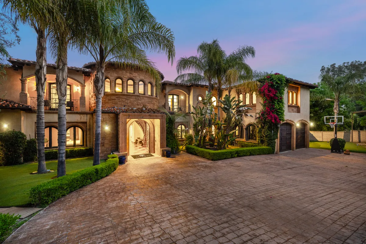 Wander Tarzana Estate