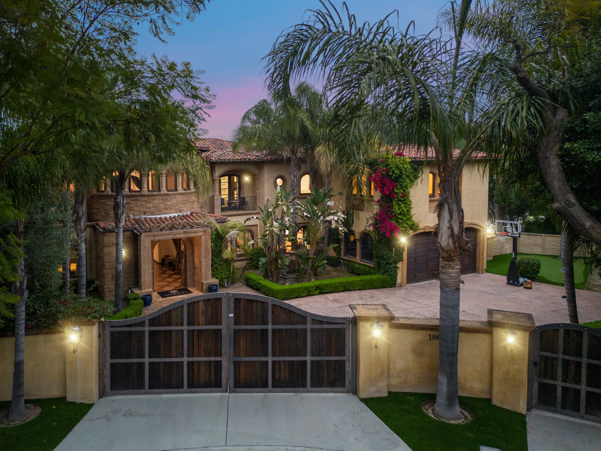 Wander Tarzana Estate #45